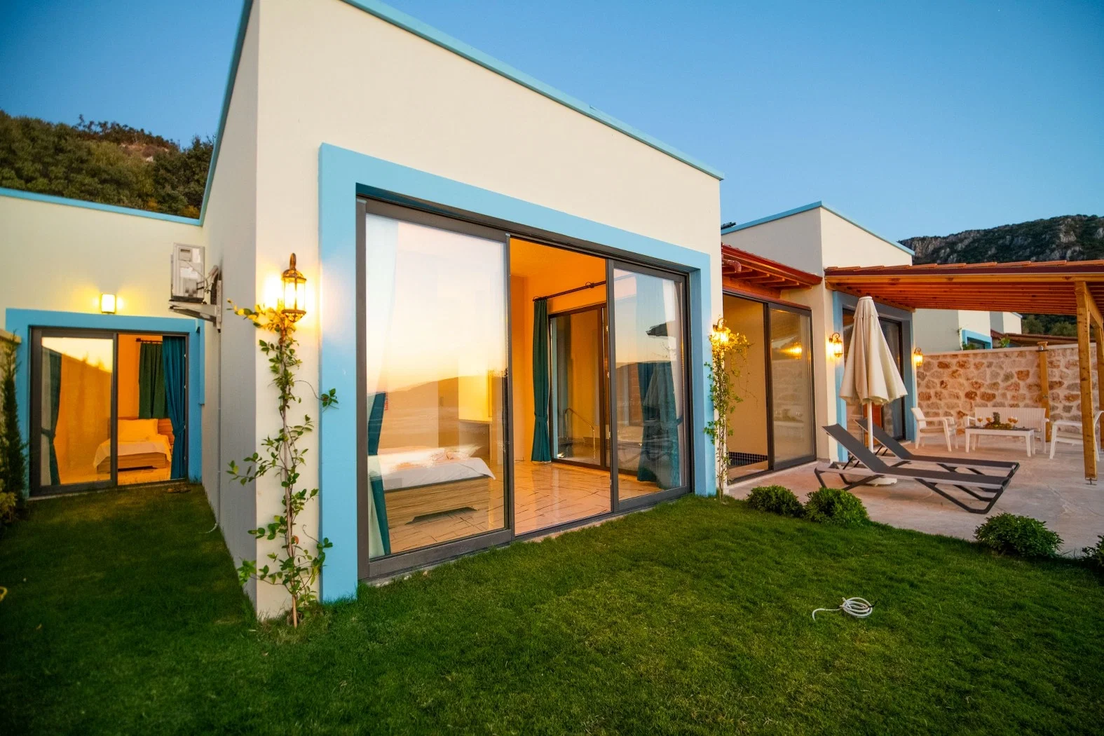 Yeşilköy’de Korunaklı, Isıtmalı Havuzlu, 4 Kişilik, Ekonomik Villa