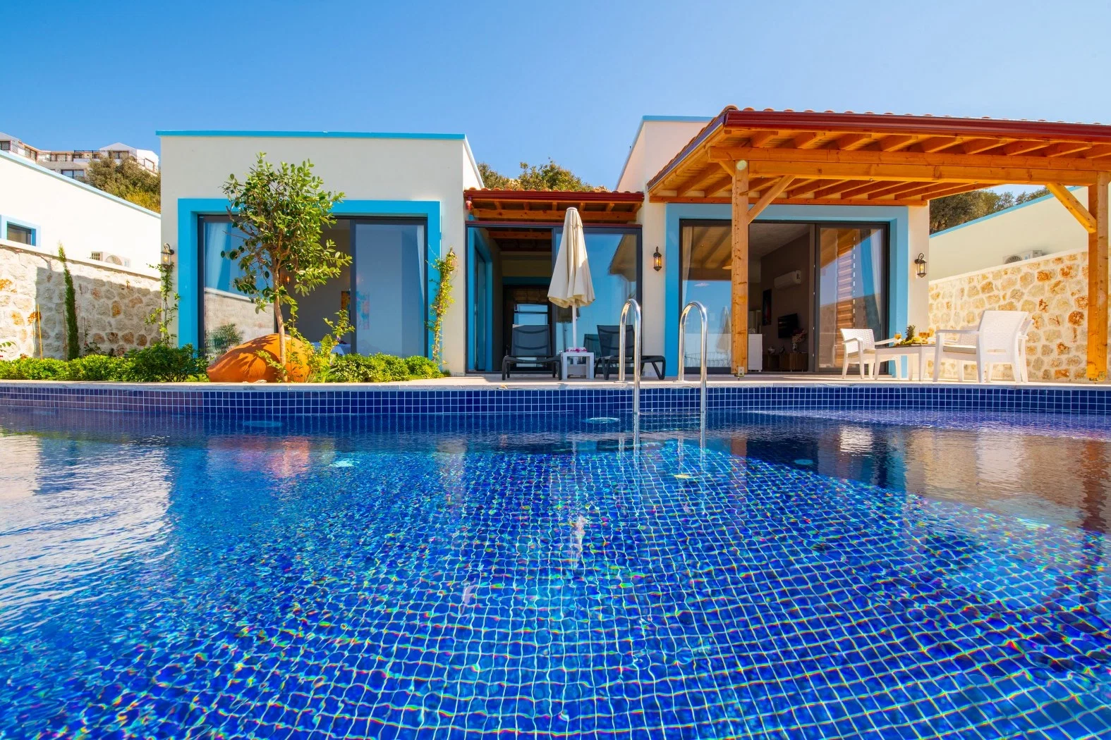Yeşilköy’de Korunaklı, Isıtmalı Havuzlu, 4 Kişilik, Ekonomik Villa