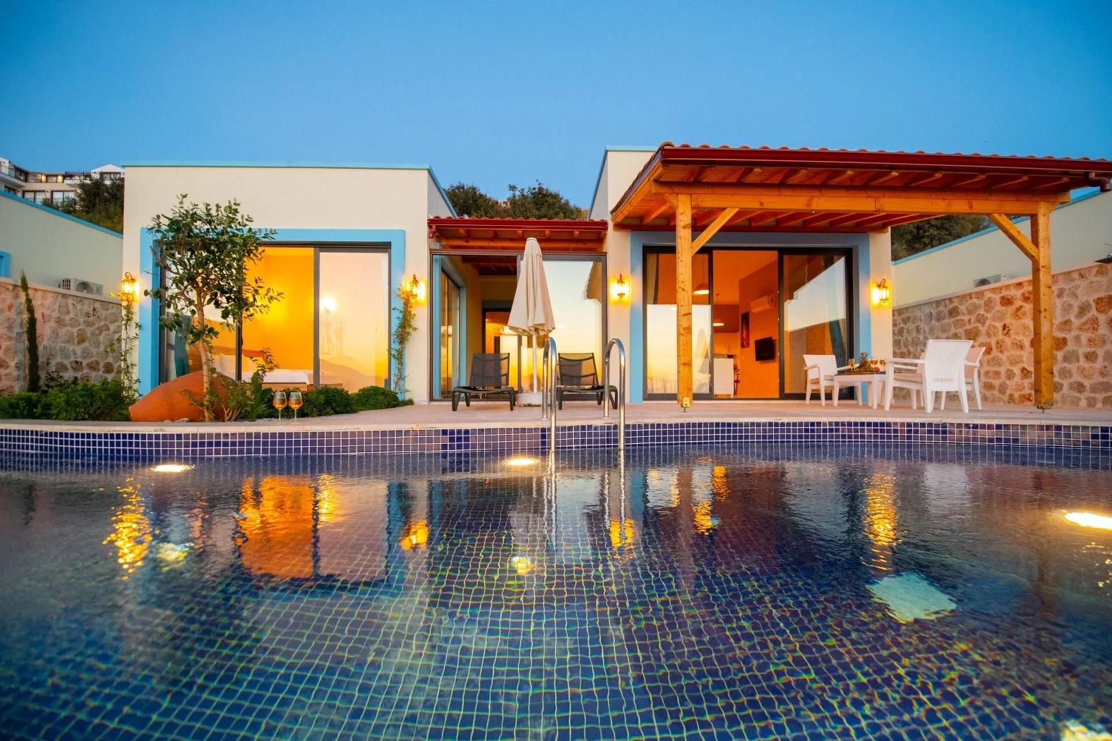 Yeşilköy’de Korunaklı, Isıtmalı Havuzlu, 4 Kişilik, Ekonomik Villa