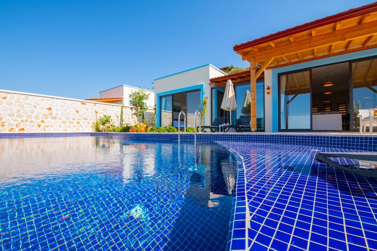 Yeşilköy’de Korunaklı, Isıtmalı Havuzlu, 4 Kişilik, Ekonomik Villa
