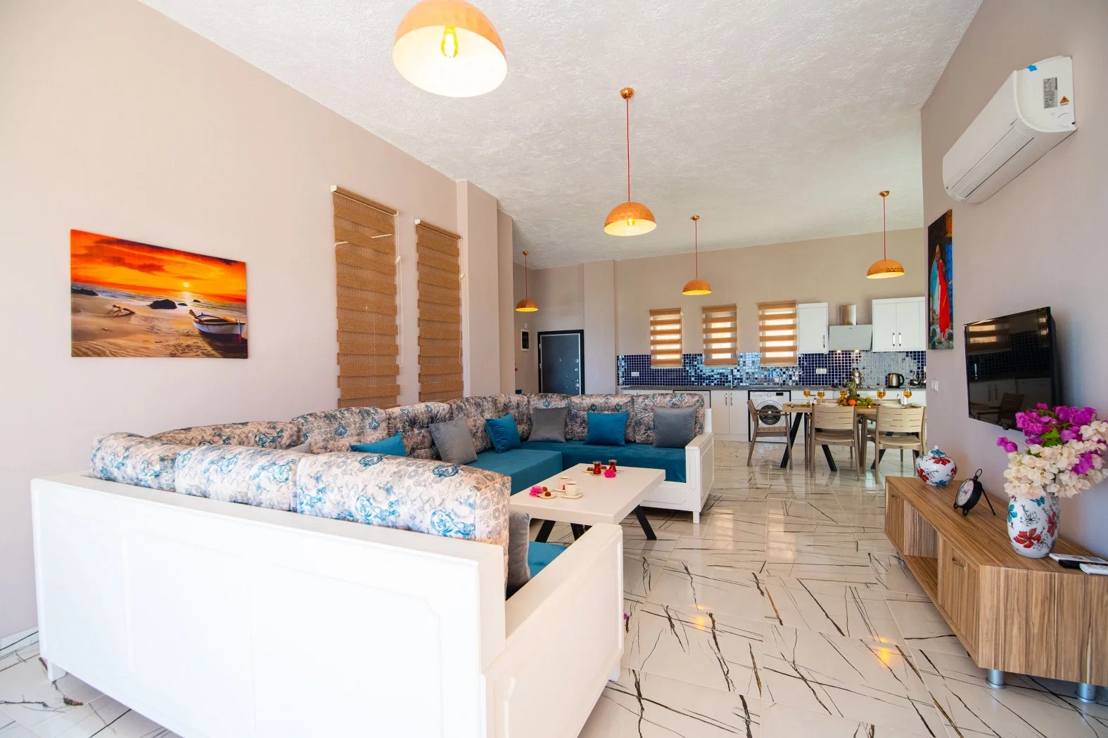 Yeşilköy’de Korunaklı, Isıtmalı Havuzlu, 4 Kişilik, Ekonomik Villa