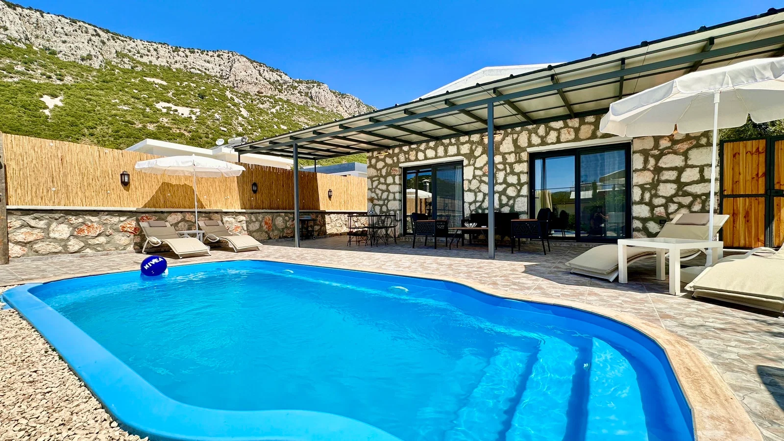 Bezirgan’da Balayı Çiftlerine Uygun, Korunaklı Havuzlu, 2 Yatak Odalı, Ekonomik Villa