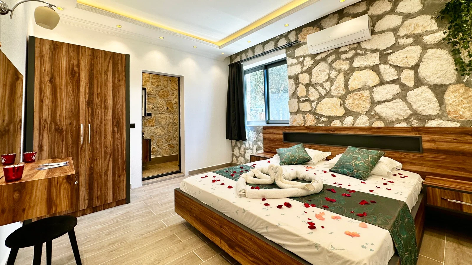 Bezirgan’da Balayı Çiftlerine Uygun, Korunaklı Havuzlu, 2 Yatak Odalı, Ekonomik Villa