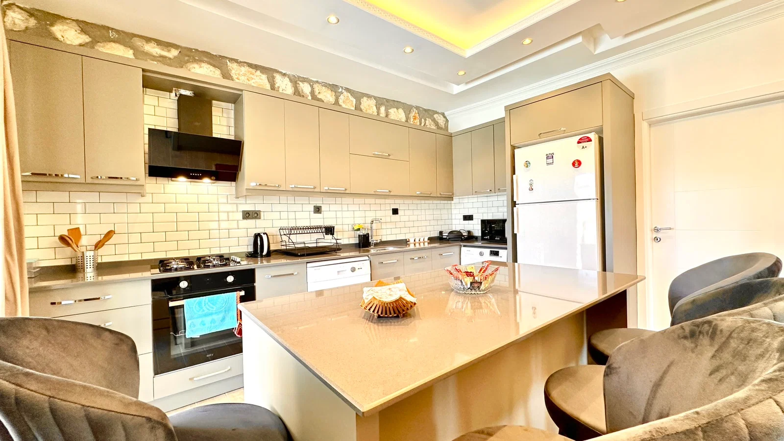 Bezirgan’da Balayı Çiftlerine Uygun, Korunaklı Havuzlu, 2 Yatak Odalı, Ekonomik Villa