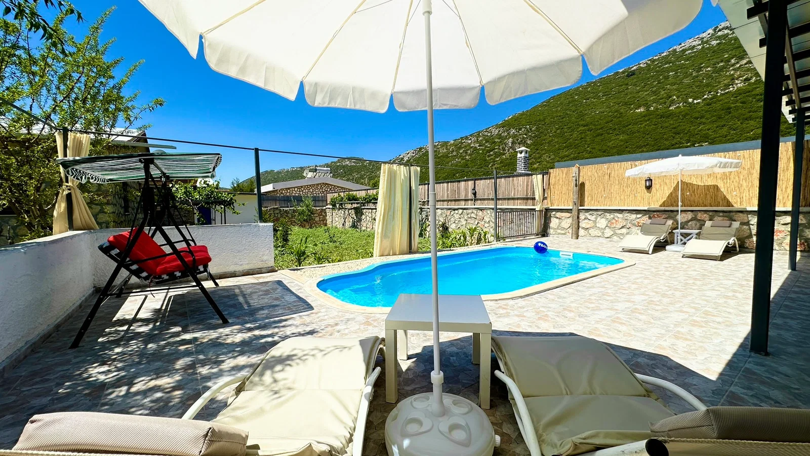 Bezirgan’da Balayı Çiftlerine Uygun, Korunaklı Havuzlu, 2 Yatak Odalı, Ekonomik Villa