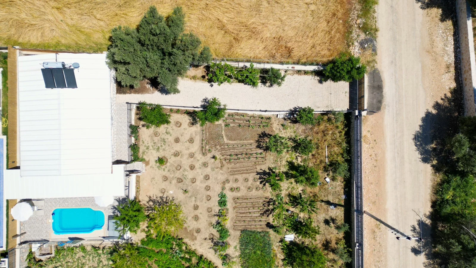 Bezirgan’da Balayı Çiftlerine Uygun, Korunaklı Havuzlu, 2 Yatak Odalı, Ekonomik Villa