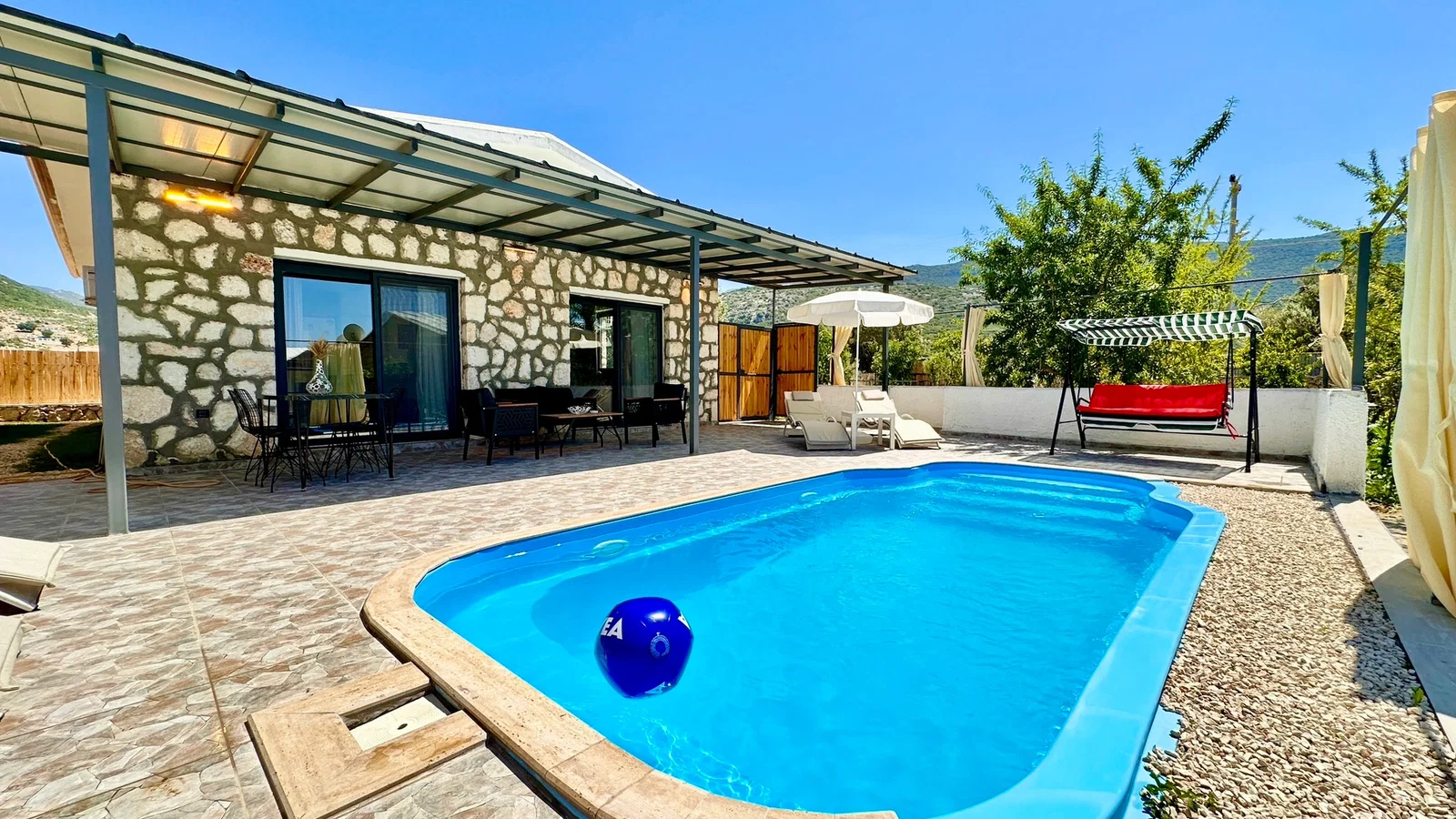 Bezirgan’da Balayı Çiftlerine Uygun, Korunaklı Havuzlu, 2 Yatak Odalı, Ekonomik Villa