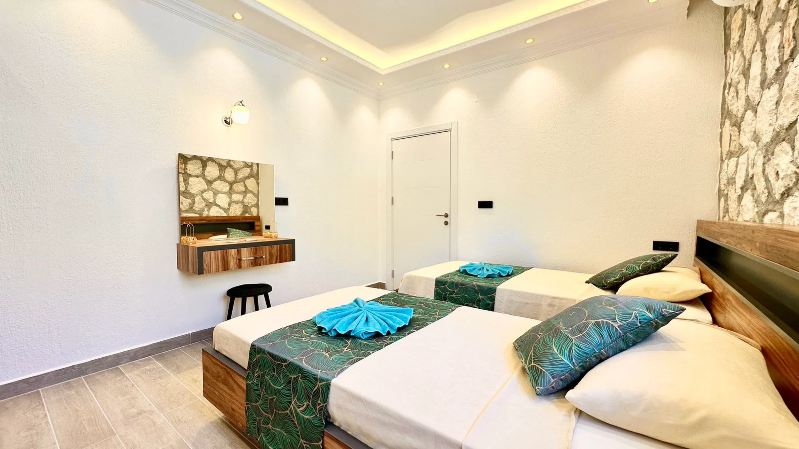 Bezirgan’da Balayı Çiftlerine Uygun, Korunaklı Havuzlu, 2 Yatak Odalı, Ekonomik Villa