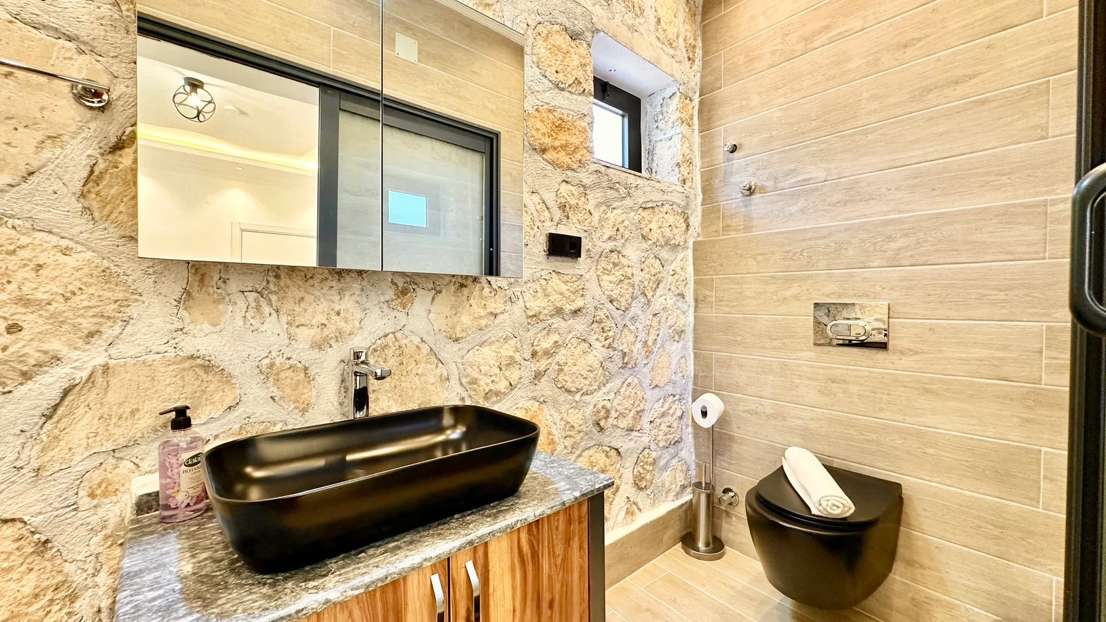 Bezirgan’da Balayı Çiftlerine Uygun, Korunaklı Havuzlu, 2 Yatak Odalı, Ekonomik Villa