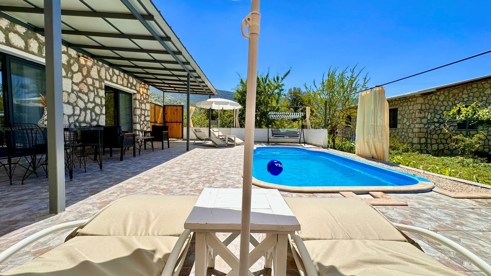 Bezirgan’da Balayı Çiftlerine Uygun, Korunaklı Havuzlu, 2 Yatak Odalı, Ekonomik Villa