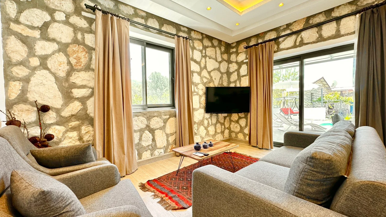 Bezirgan’da Balayı Çiftlerine Uygun, Korunaklı Havuzlu, 2 Yatak Odalı, Ekonomik Villa