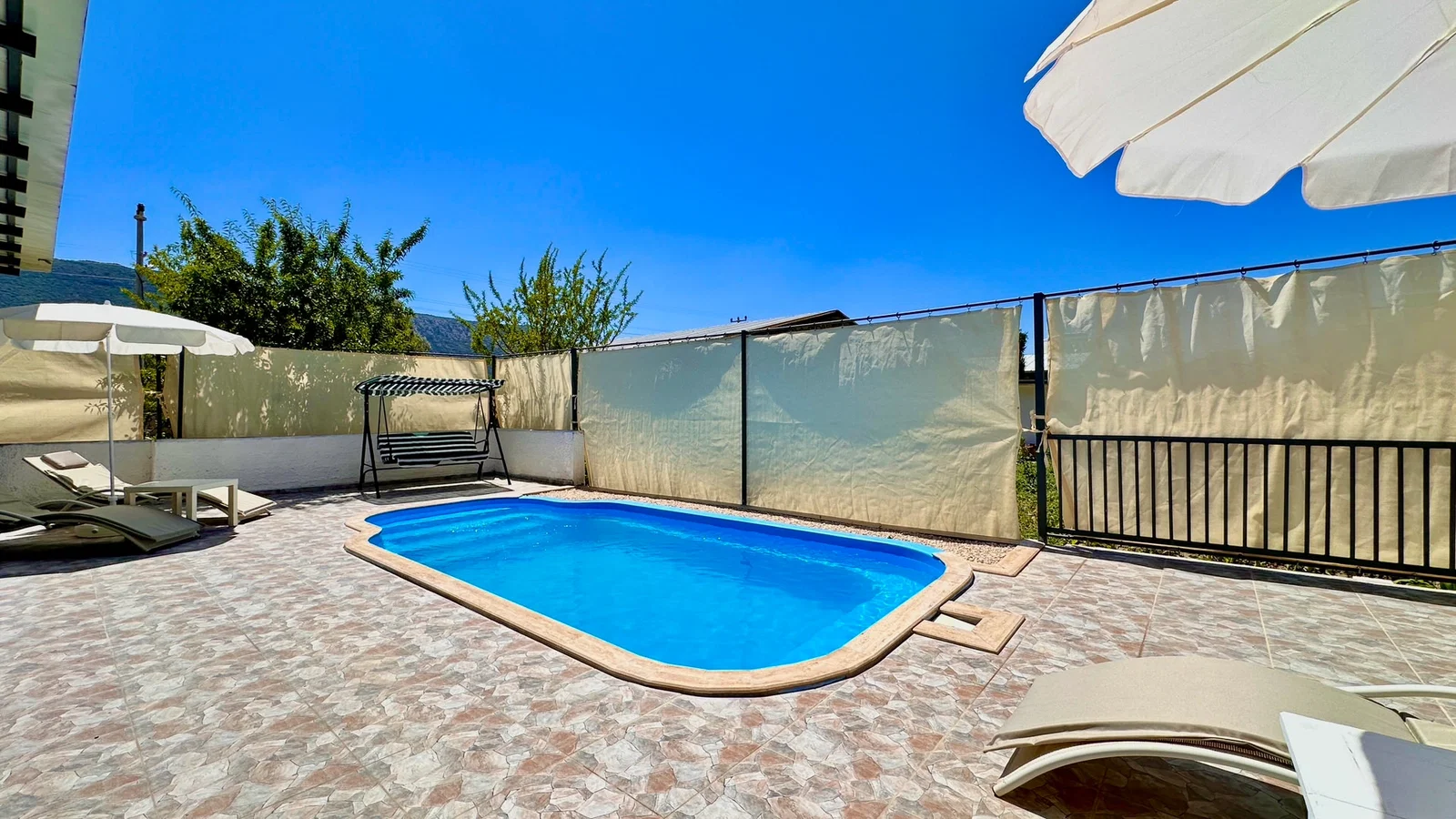 Bezirgan’da Balayı Çiftlerine Uygun, Korunaklı Havuzlu, 2 Yatak Odalı, Ekonomik Villa