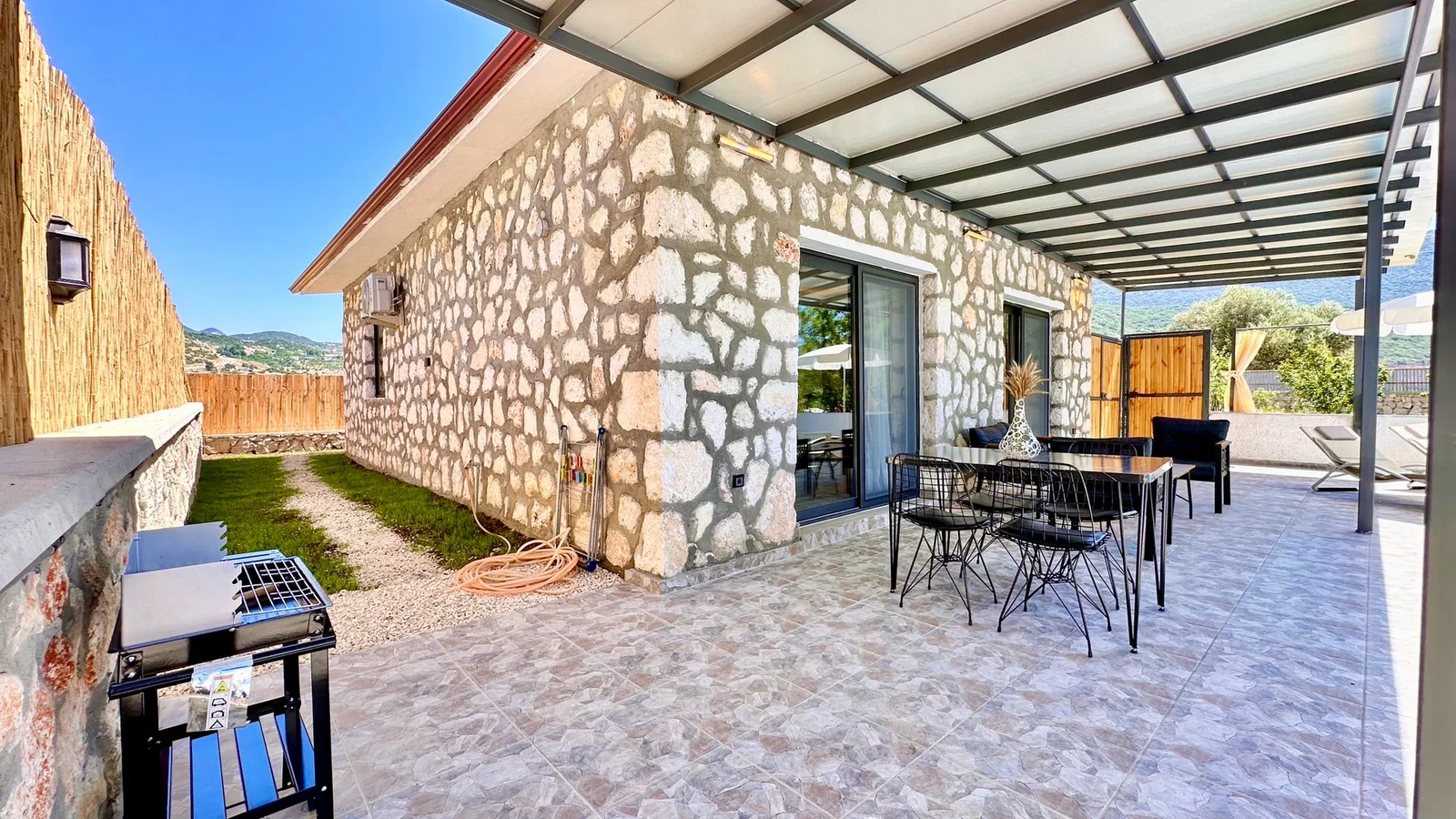 Bezirgan’da Balayı Çiftlerine Uygun, Korunaklı Havuzlu, 2 Yatak Odalı, Ekonomik Villa