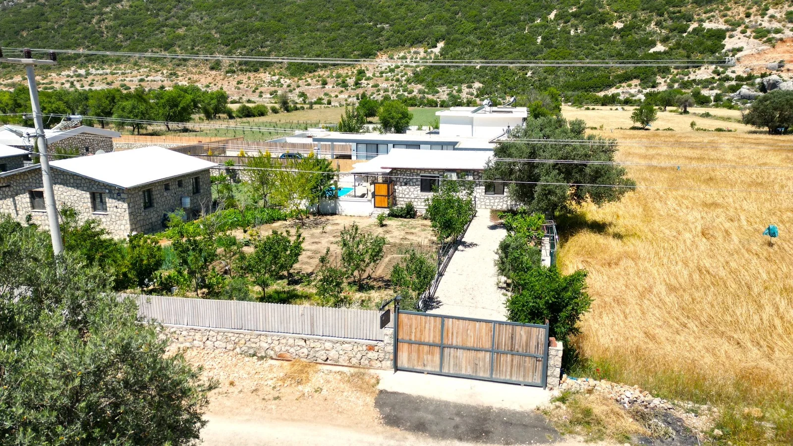 Bezirgan’da Balayı Çiftlerine Uygun, Korunaklı Havuzlu, 2 Yatak Odalı, Ekonomik Villa