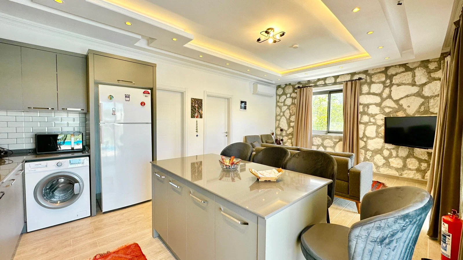 Bezirgan’da Balayı Çiftlerine Uygun, Korunaklı Havuzlu, 2 Yatak Odalı, Ekonomik Villa