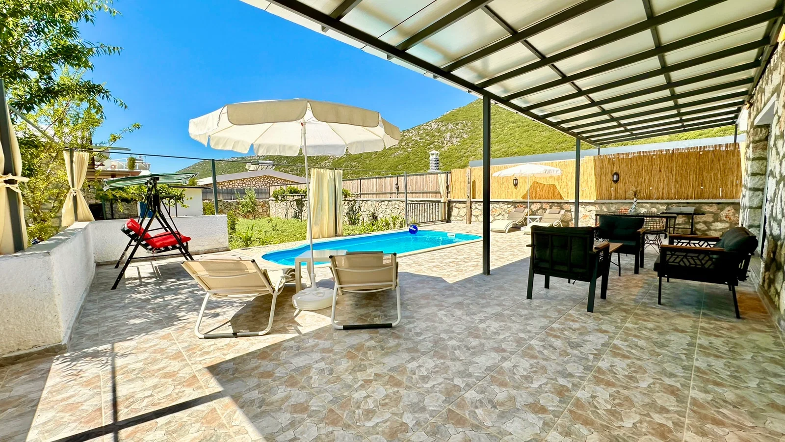 Bezirgan’da Balayı Çiftlerine Uygun, Korunaklı Havuzlu, 2 Yatak Odalı, Ekonomik Villa