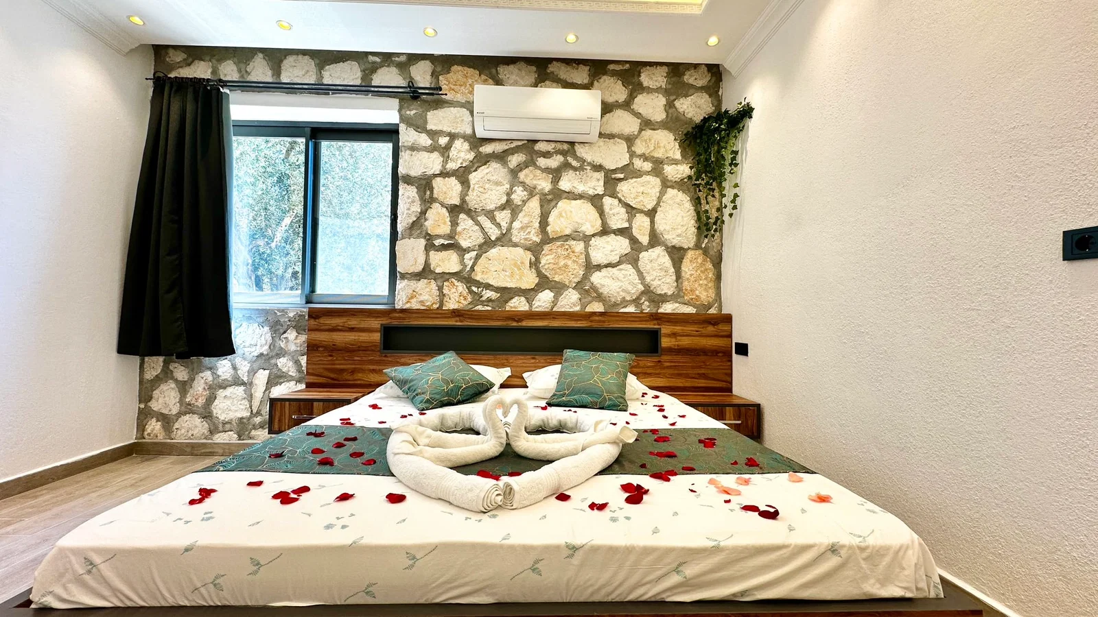 Bezirgan’da Balayı Çiftlerine Uygun, Korunaklı Havuzlu, 2 Yatak Odalı, Ekonomik Villa