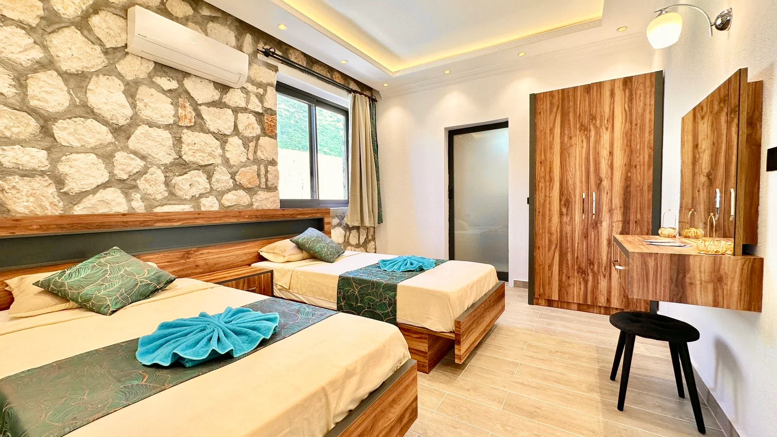 Bezirgan’da Balayı Çiftlerine Uygun, Korunaklı Havuzlu, 2 Yatak Odalı, Ekonomik Villa