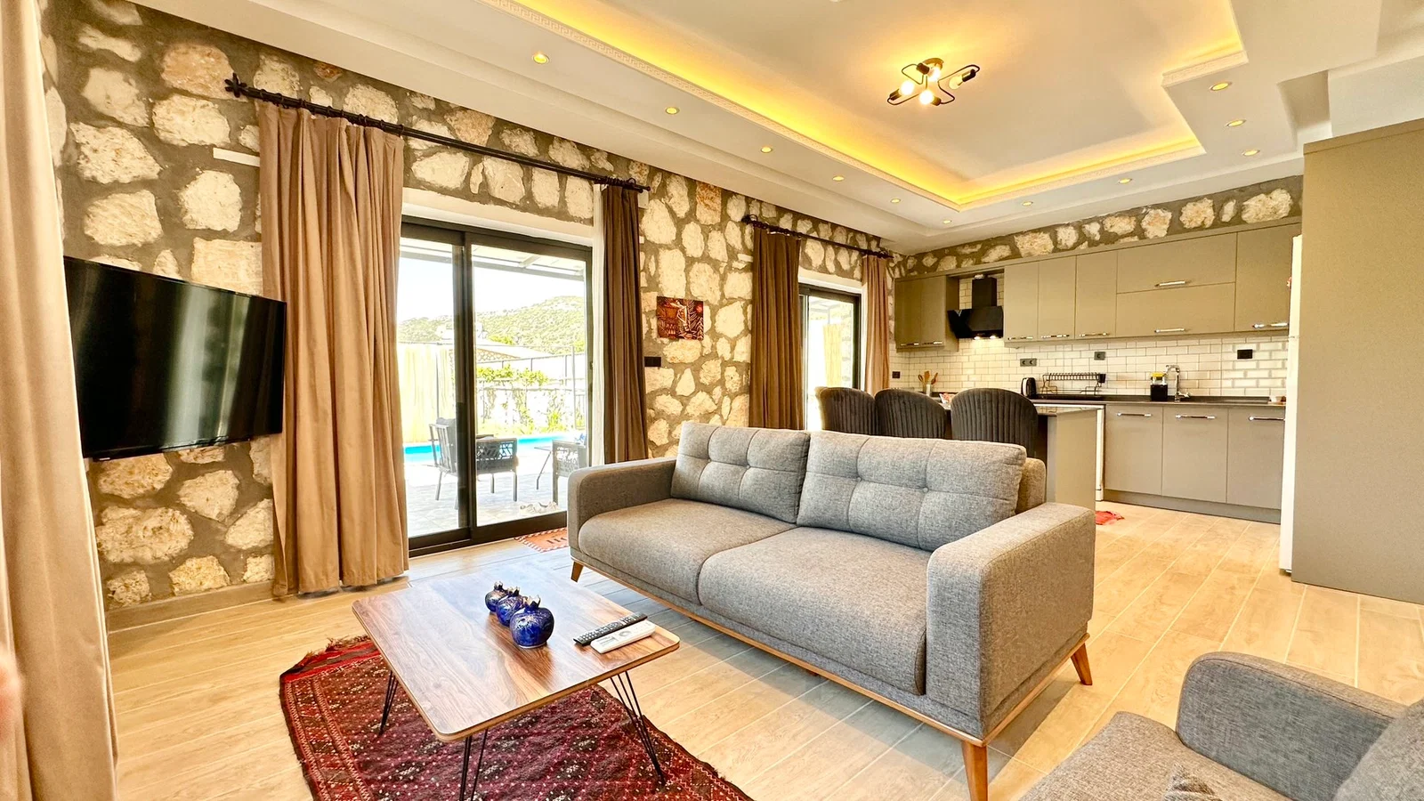 Bezirgan’da Balayı Çiftlerine Uygun, Korunaklı Havuzlu, 2 Yatak Odalı, Ekonomik Villa