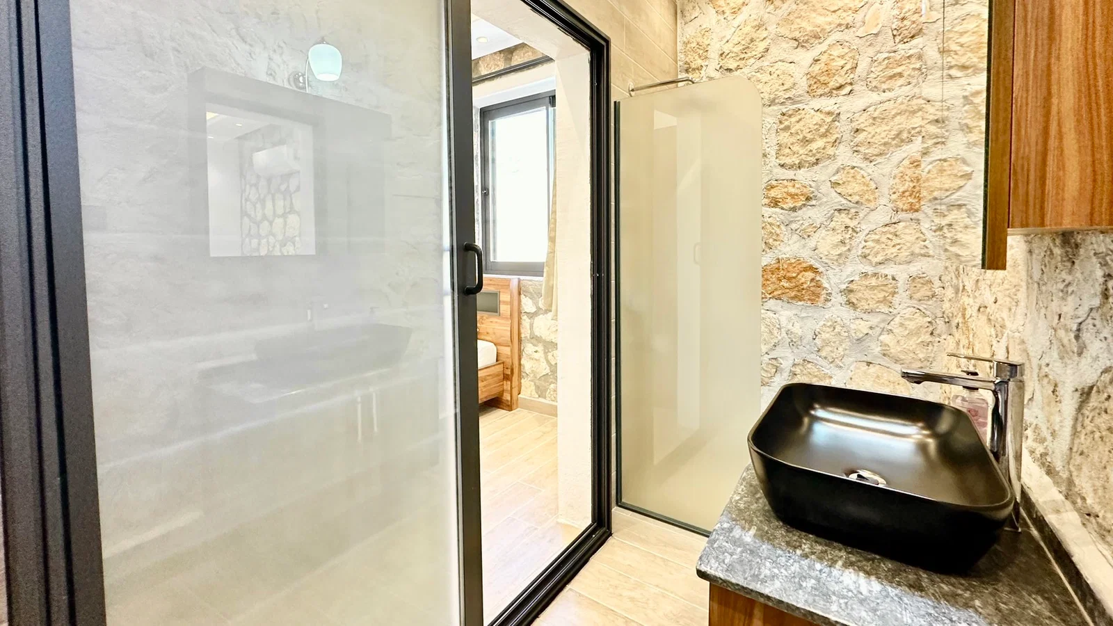 Bezirgan’da Balayı Çiftlerine Uygun, Korunaklı Havuzlu, 2 Yatak Odalı, Ekonomik Villa
