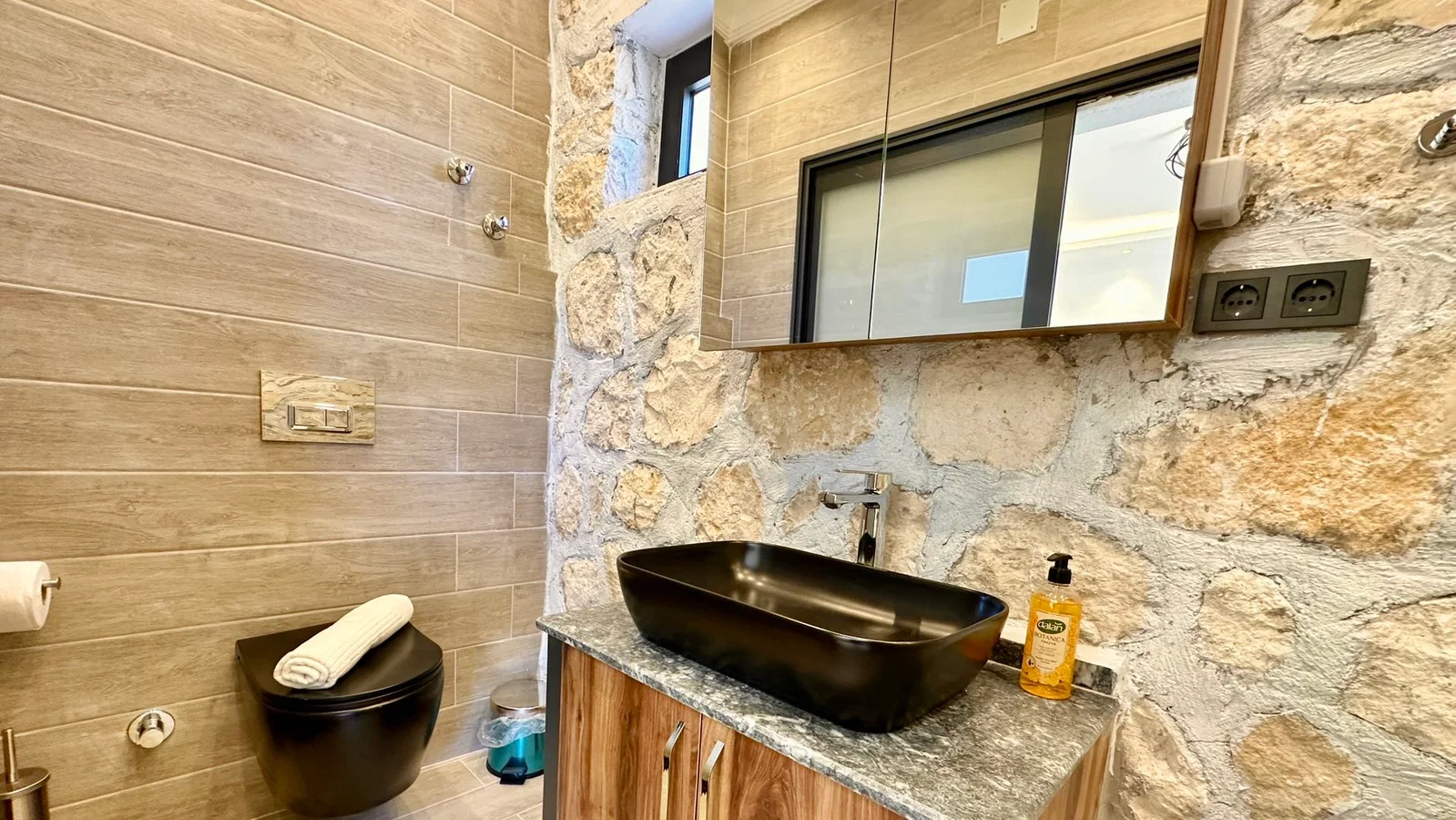 Bezirgan’da Balayı Çiftlerine Uygun, Korunaklı Havuzlu, 2 Yatak Odalı, Ekonomik Villa