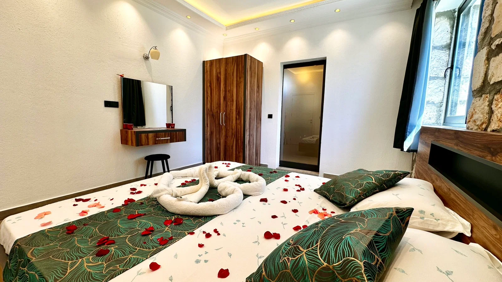 Bezirgan’da Balayı Çiftlerine Uygun, Korunaklı Havuzlu, 2 Yatak Odalı, Ekonomik Villa