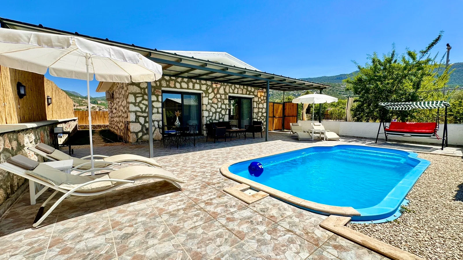 Bezirgan’da Balayı Çiftlerine Uygun, Korunaklı Havuzlu, 2 Yatak Odalı, Ekonomik Villa
