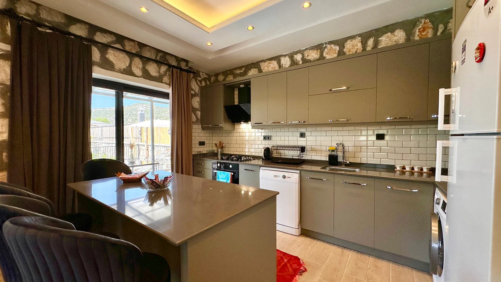 Bezirgan’da Balayı Çiftlerine Uygun, Korunaklı Havuzlu, 2 Yatak Odalı, Ekonomik Villa