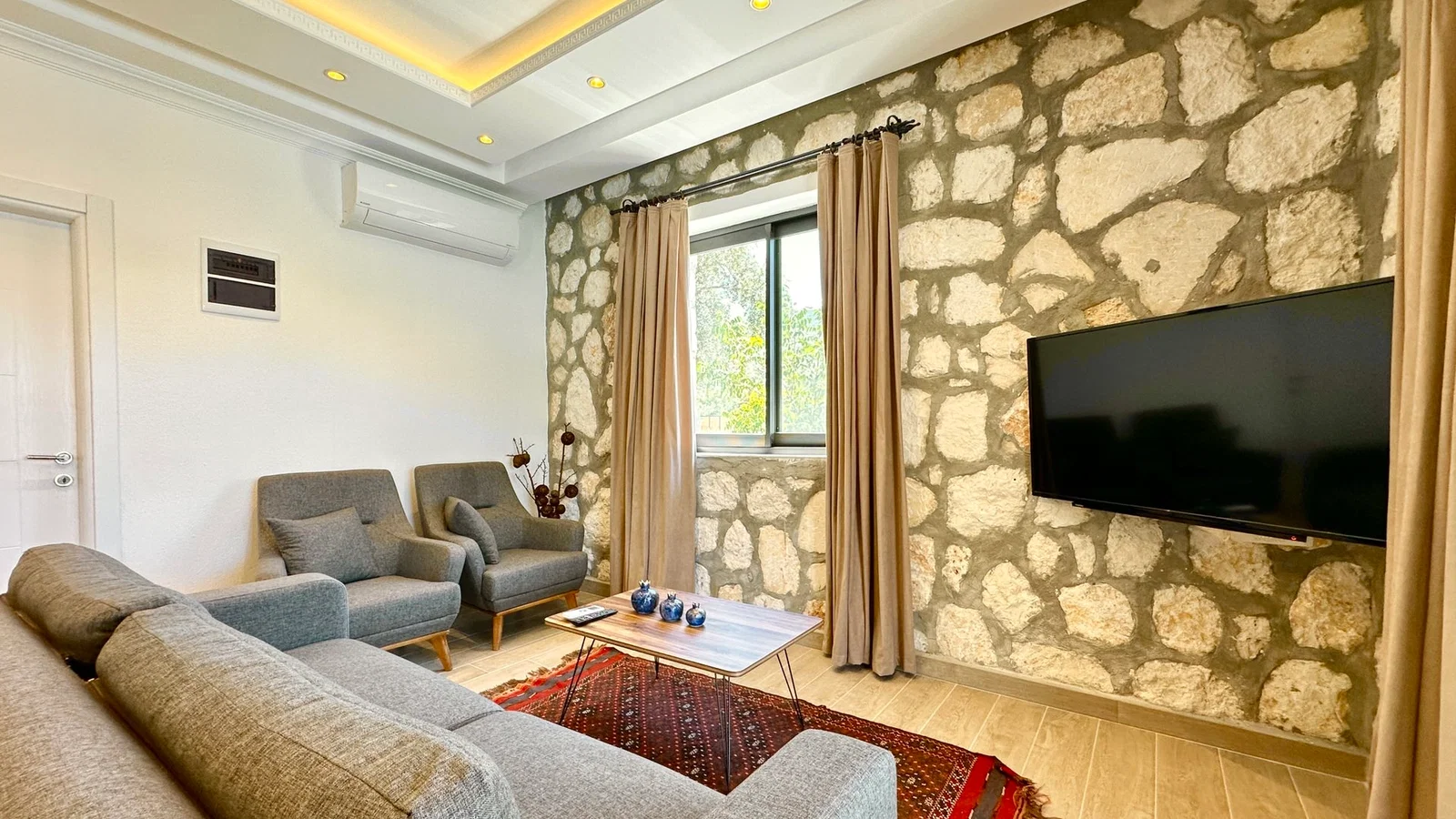 Bezirgan’da Balayı Çiftlerine Uygun, Korunaklı Havuzlu, 2 Yatak Odalı, Ekonomik Villa