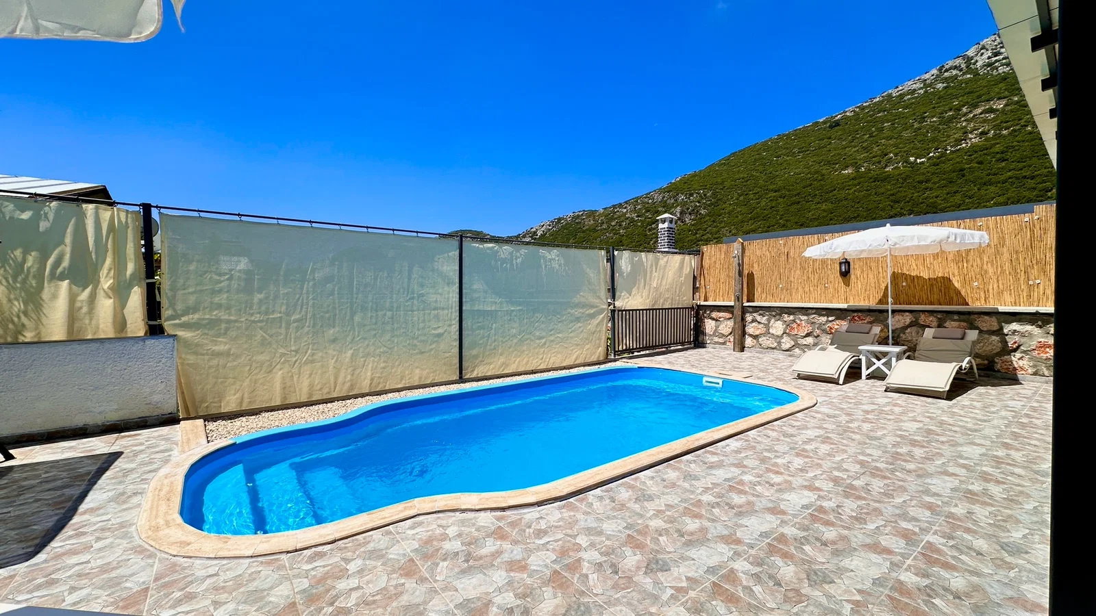 Bezirgan’da Balayı Çiftlerine Uygun, Korunaklı Havuzlu, 2 Yatak Odalı, Ekonomik Villa