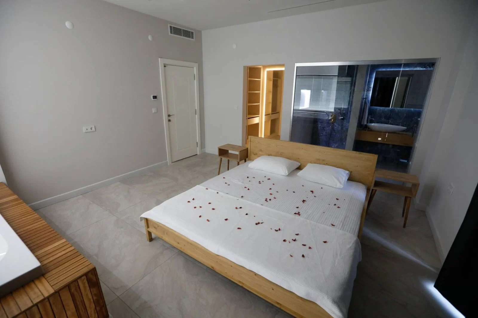 Finike’de Sakin Konumda, Özel Havuzlu, Jakuzili, Kiralık Villa