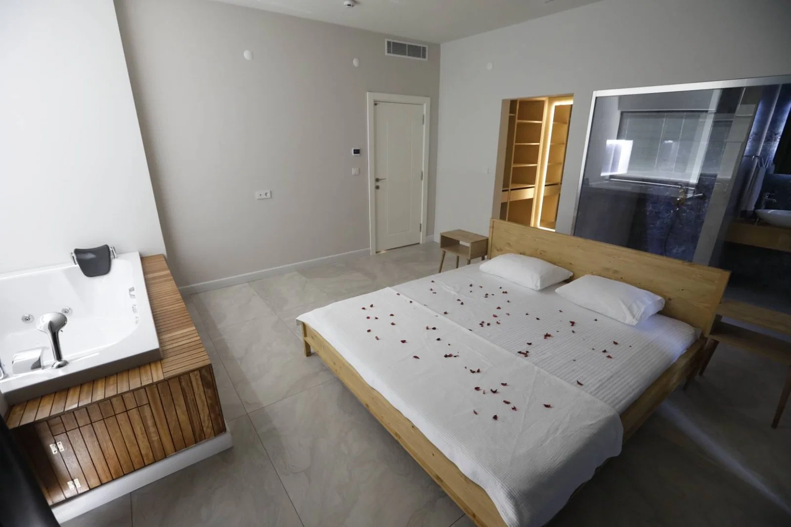 Finike’de Sakin Konumda, Özel Havuzlu, Jakuzili, Kiralık Villa