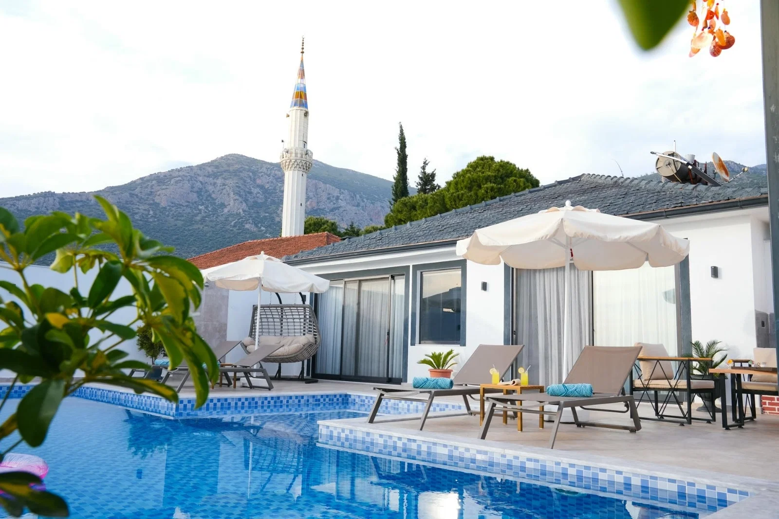 Çayköy’de Balayı Çiftlerine Uygun, Korunaklı Havuzlu, 4 Kişilik, Kiralık Villa