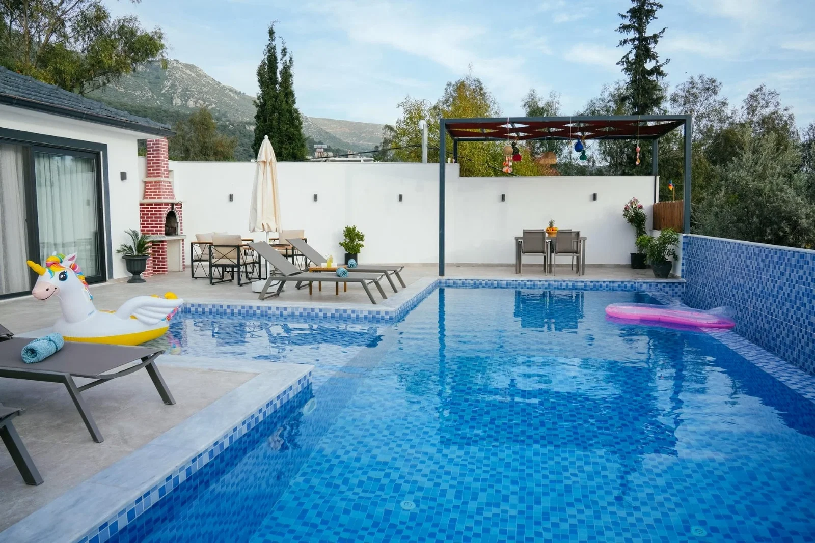 Çayköy’de Balayı Çiftlerine Uygun, Korunaklı Havuzlu, 4 Kişilik, Kiralık Villa