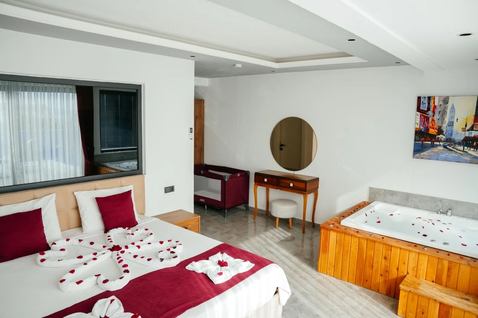 Çayköy’de Balayı Çiftlerine Uygun, Korunaklı Havuzlu, 4 Kişilik, Kiralık Villa