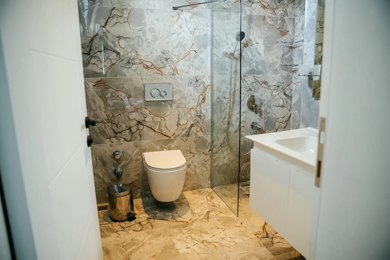 Çayköy’de Balayı Çiftlerine Uygun, Korunaklı Havuzlu, 4 Kişilik, Kiralık Villa
