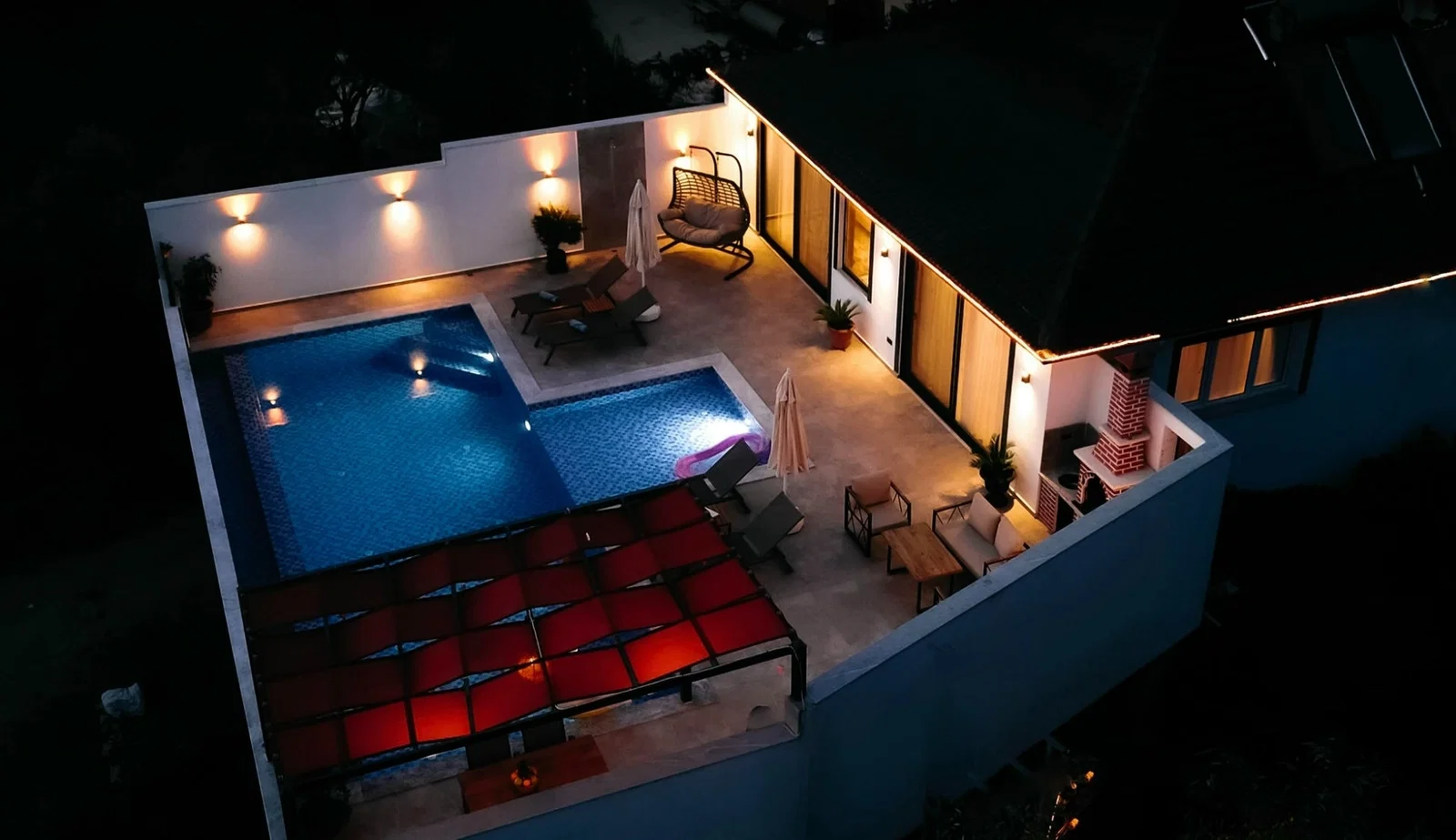 Çayköy’de Balayı Çiftlerine Uygun, Korunaklı Havuzlu, 4 Kişilik, Kiralık Villa