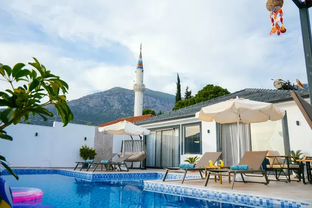 Çayköy’de Balayı Çiftlerine Uygun, Korunaklı Havuzlu, 4 Kişilik, Kiralık Villa