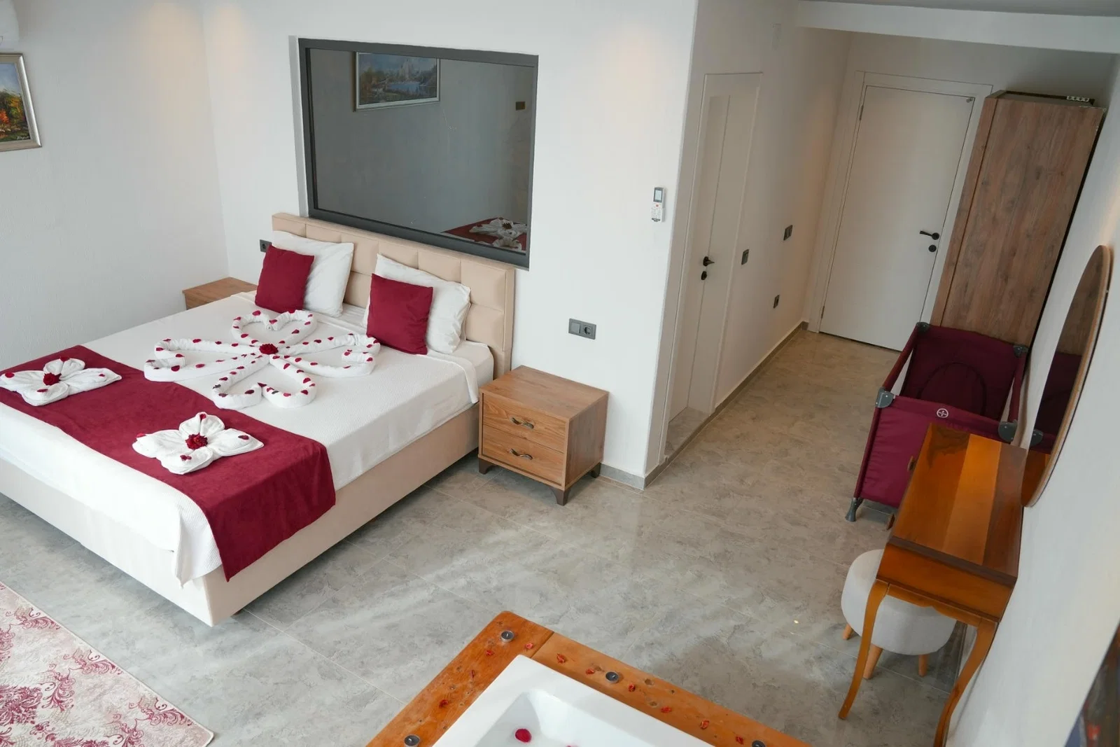 Çayköy’de Balayı Çiftlerine Uygun, Korunaklı Havuzlu, 4 Kişilik, Kiralık Villa