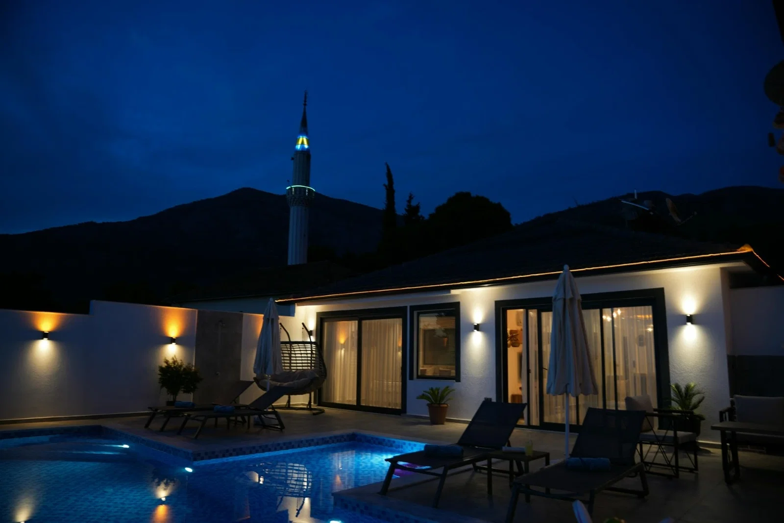 Çayköy’de Balayı Çiftlerine Uygun, Korunaklı Havuzlu, 4 Kişilik, Kiralık Villa
