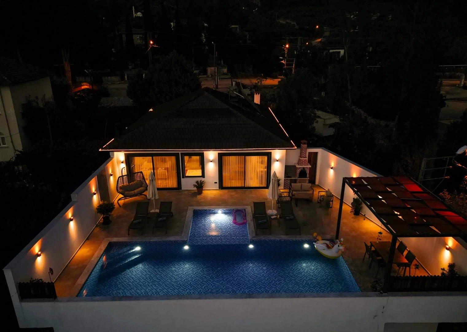 Çayköy’de Balayı Çiftlerine Uygun, Korunaklı Havuzlu, 4 Kişilik, Kiralık Villa