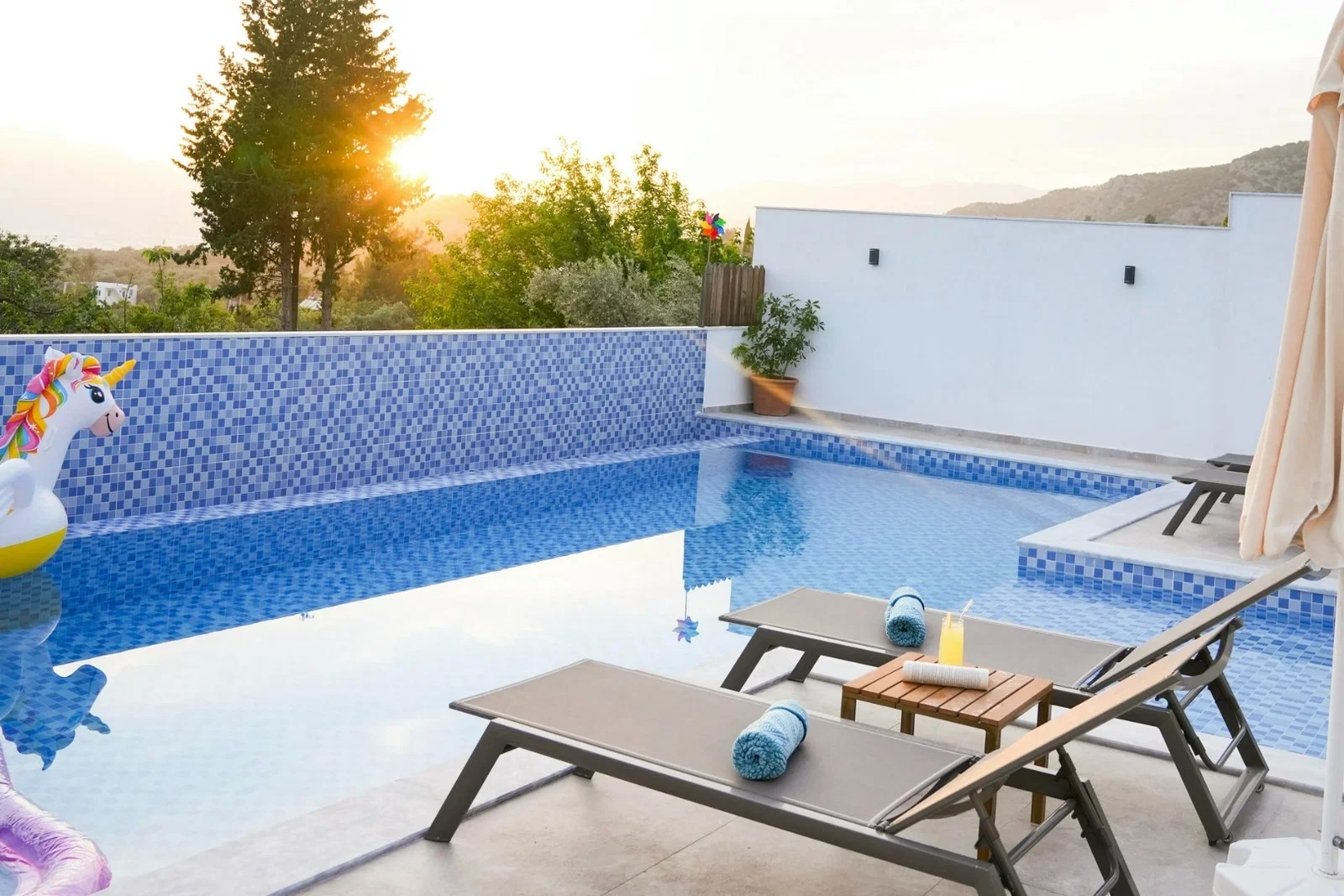 Çayköy’de Balayı Çiftlerine Uygun, Korunaklı Havuzlu, 4 Kişilik, Kiralık Villa