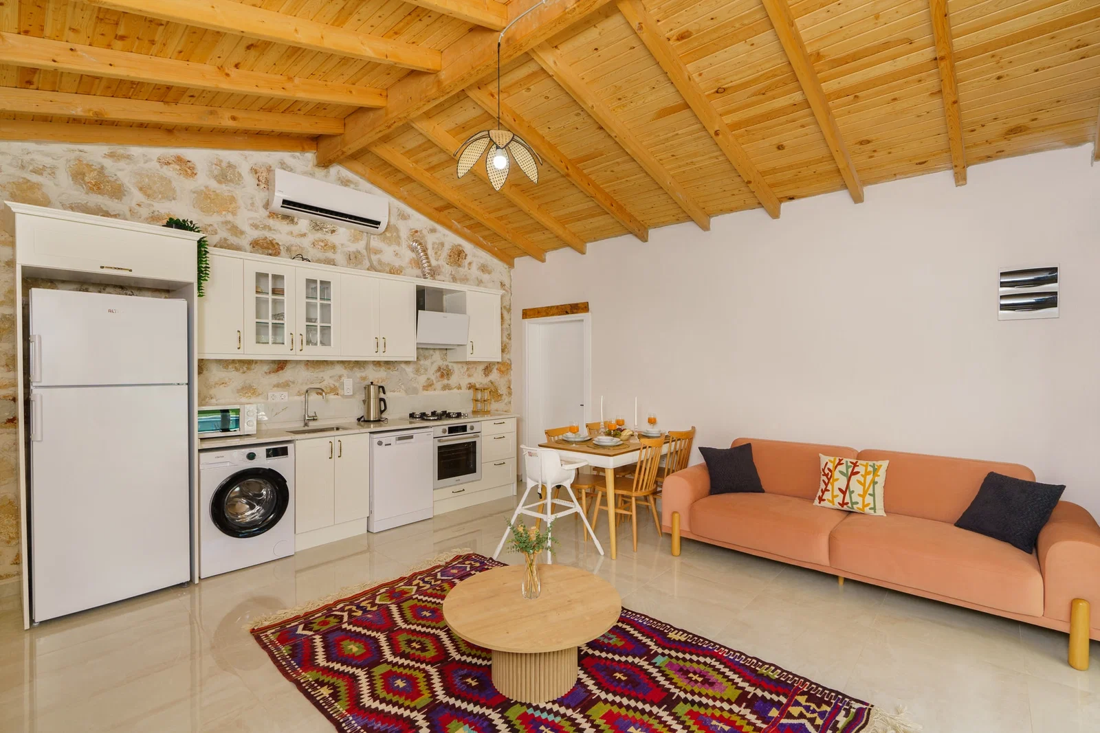 Patara’da Balayı Çiftlerine Uygun, Korunaklı Havuzlu, 2 Yatak Odalı, Kiralık Villa