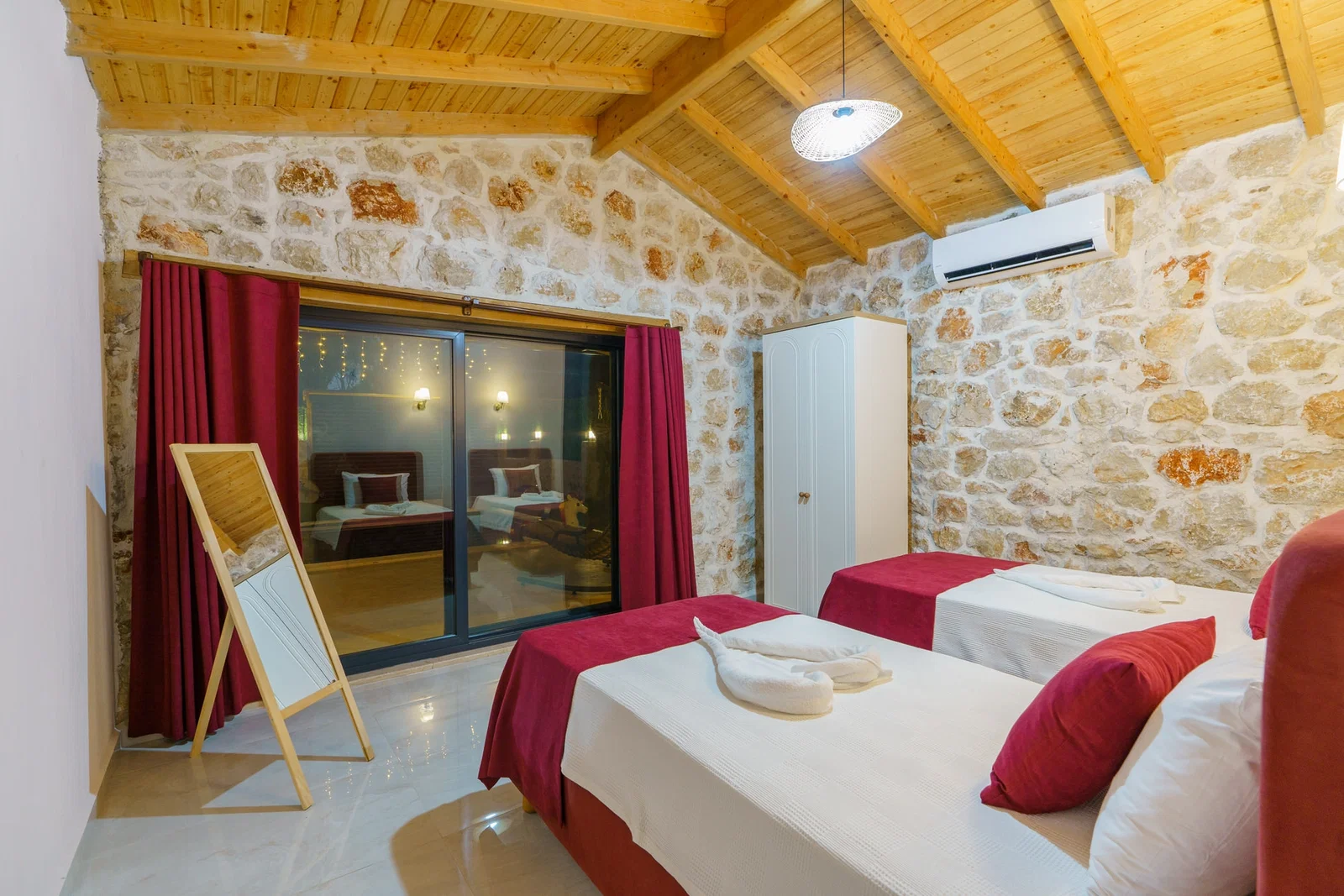 Patara’da Balayı Çiftlerine Uygun, Korunaklı Havuzlu, 2 Yatak Odalı, Kiralık Villa