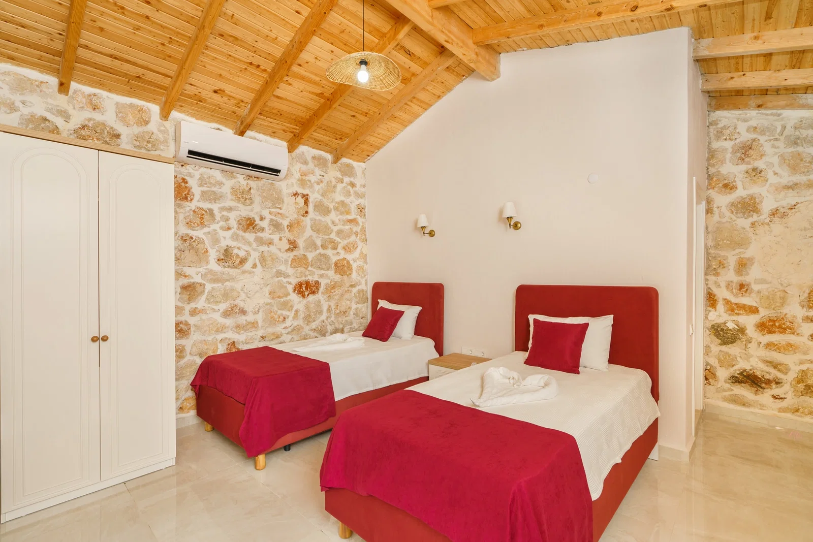 Patara’da Balayı Çiftlerine Uygun, Korunaklı Havuzlu, 2 Yatak Odalı, Kiralık Villa