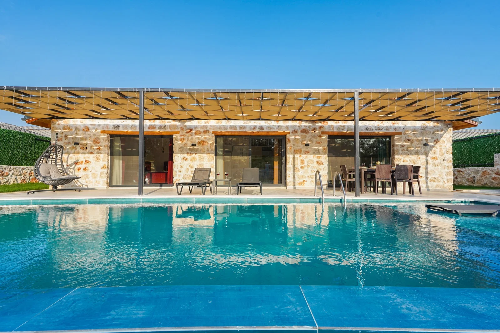 Patara’da Balayı Çiftlerine Uygun, Korunaklı Havuzlu, 2 Yatak Odalı, Kiralık Villa