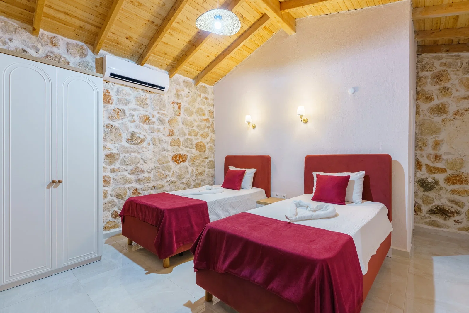 Patara’da Balayı Çiftlerine Uygun, Korunaklı Havuzlu, 2 Yatak Odalı, Kiralık Villa