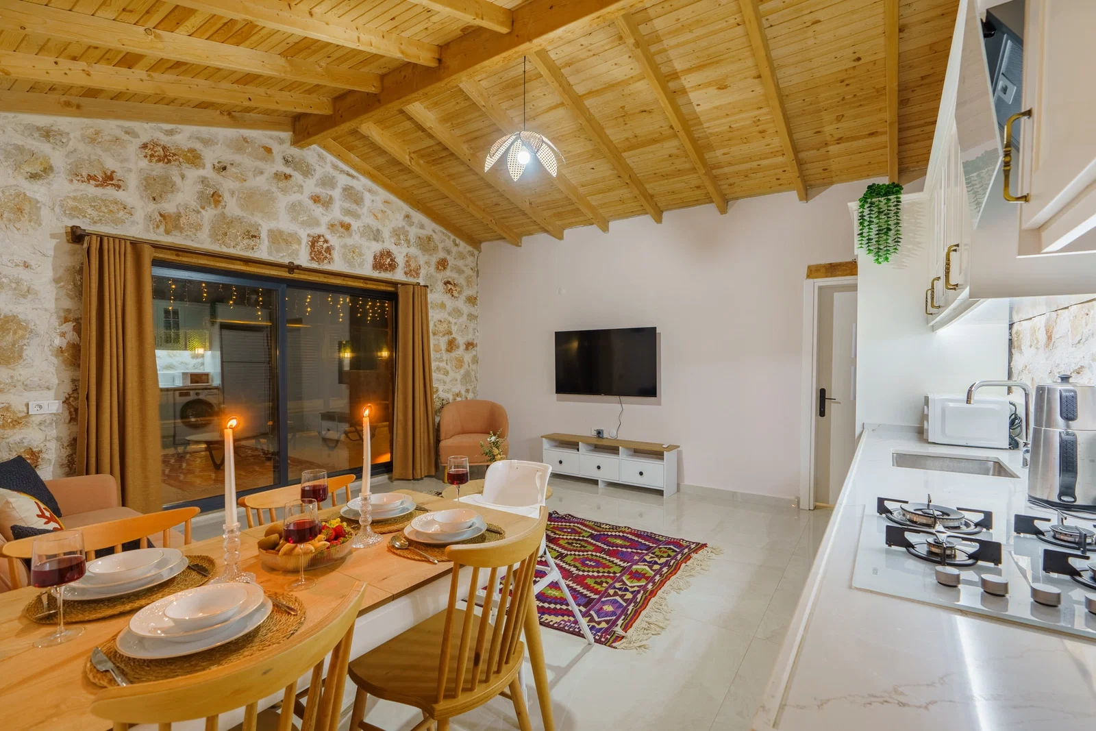 Patara’da Balayı Çiftlerine Uygun, Korunaklı Havuzlu, 2 Yatak Odalı, Kiralık Villa
