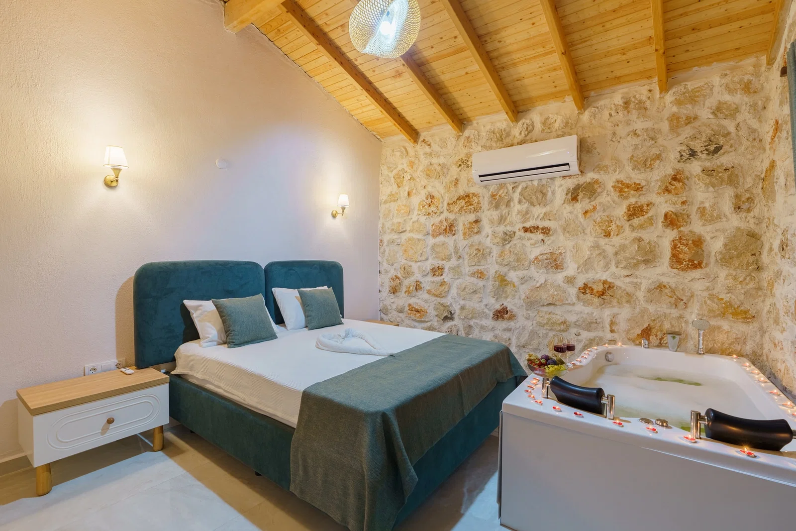 Patara’da Balayı Çiftlerine Uygun, Korunaklı Havuzlu, 2 Yatak Odalı, Kiralık Villa
