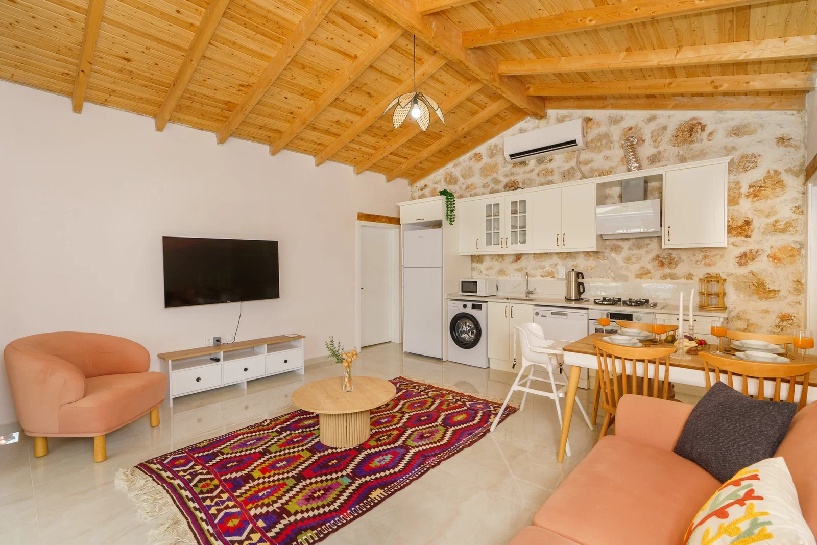 Patara’da Balayı Çiftlerine Uygun, Korunaklı Havuzlu, 2 Yatak Odalı, Kiralık Villa